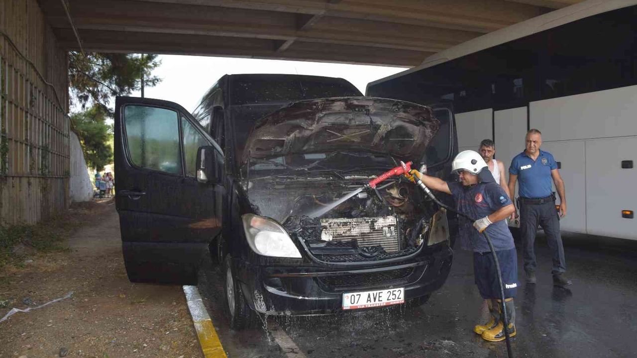 Antalya’da turistleri taşıyan minibüs alev aldı