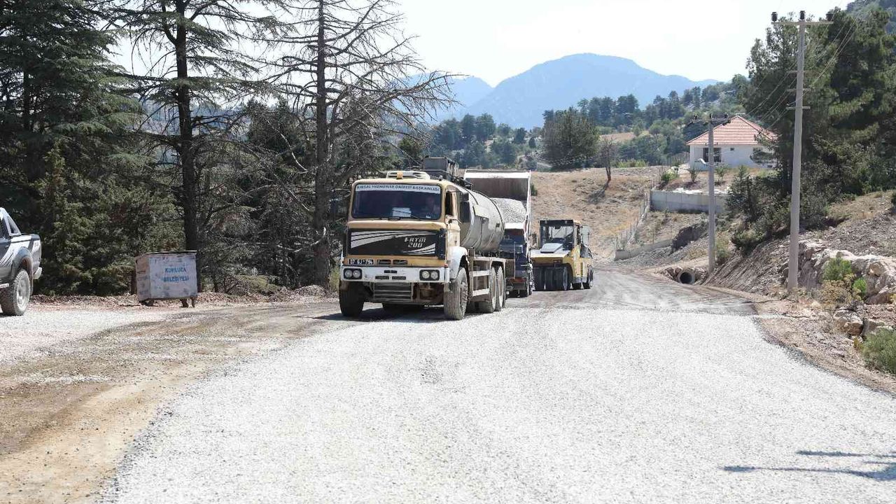Antalya’yı kırsaldan Kumluca’ya bağlayan yolda asfalt çalışması