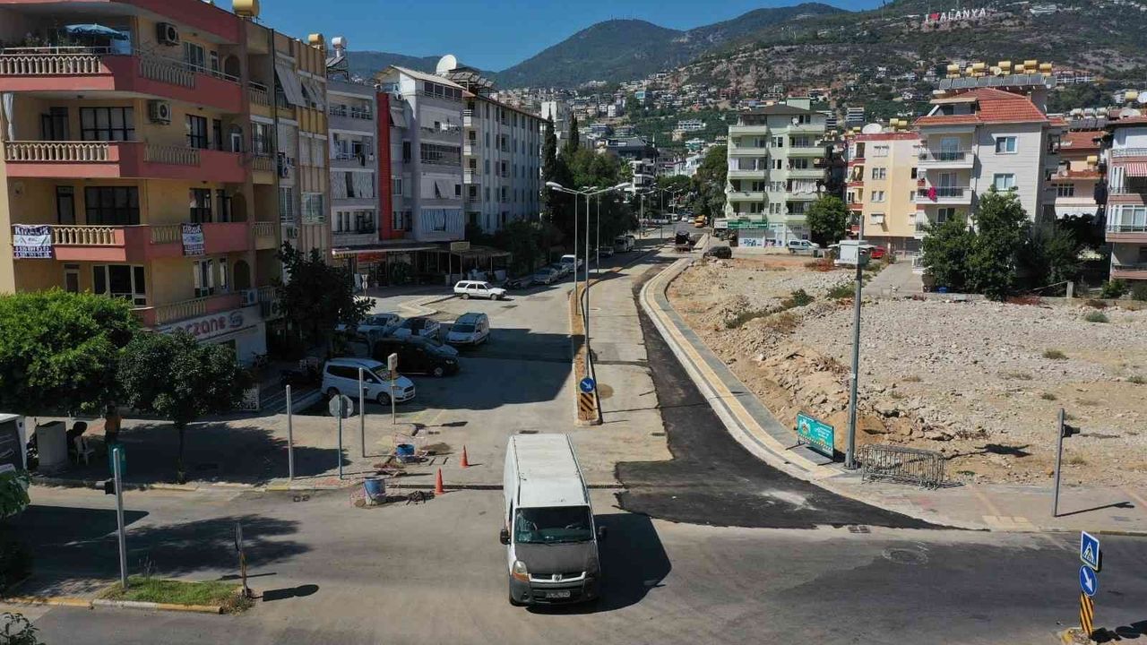Eşref Kahvecioğlu Caddesi çift yönlü trafiğe açıldı