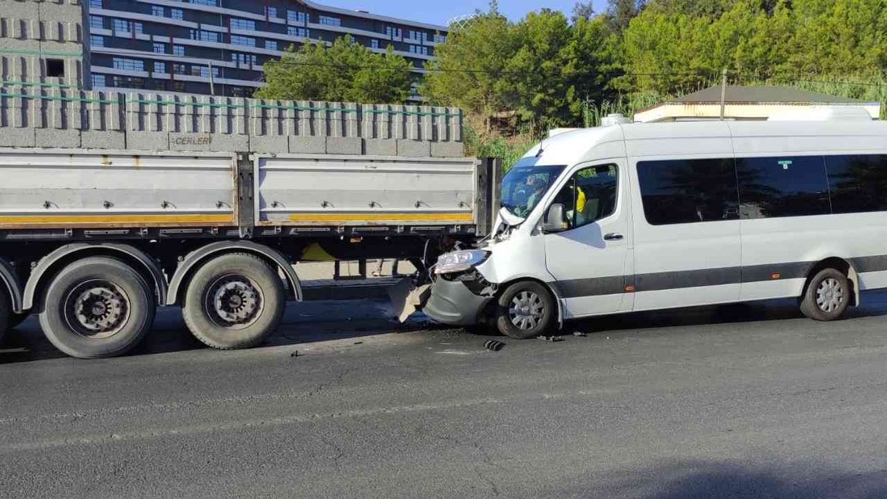 Tur minibüsü park halindeki tıra arkadan çarptı: 5 yaralı