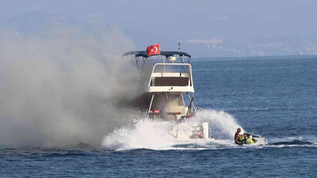 Alanya’da lüks yat denizin ortasında alev aldı, 6 kişi botlarla kurtarıldı