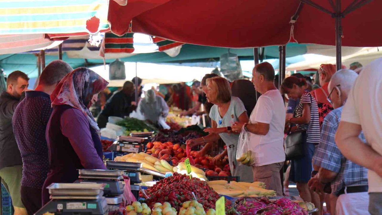 Alanya’da yaşayan yerleşik ve tatilci yabancılar alışverişte semt pazarını tercih ediyor