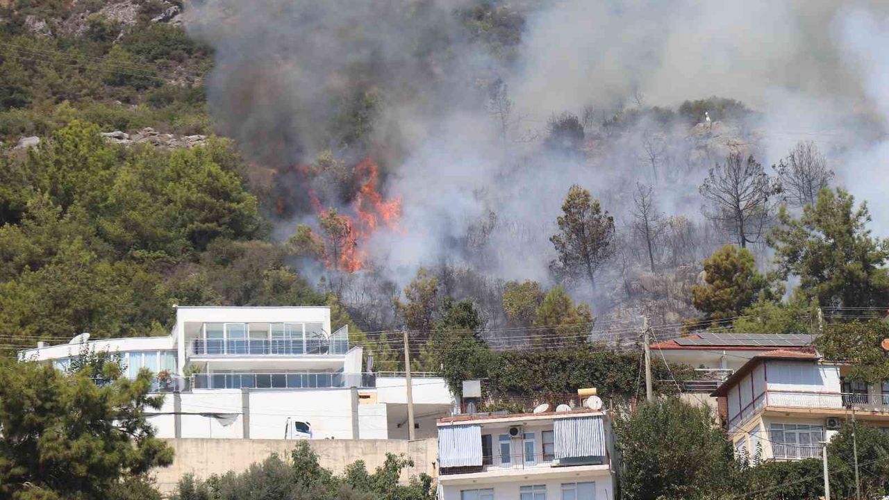 Alanya’da yerleşim yerine yakın alanda çıkan orman yangını kontrol altına alındı