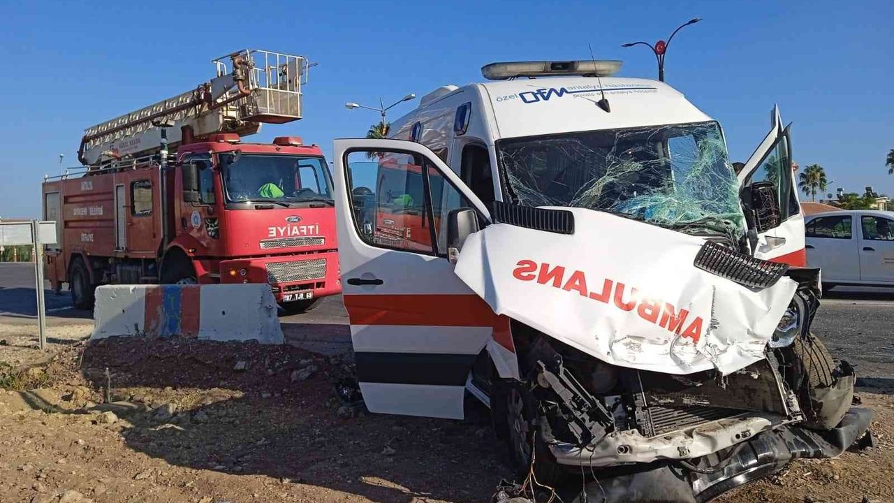 Antalya’da ambulans ile midibüs çarpıştı: 2 yaralı