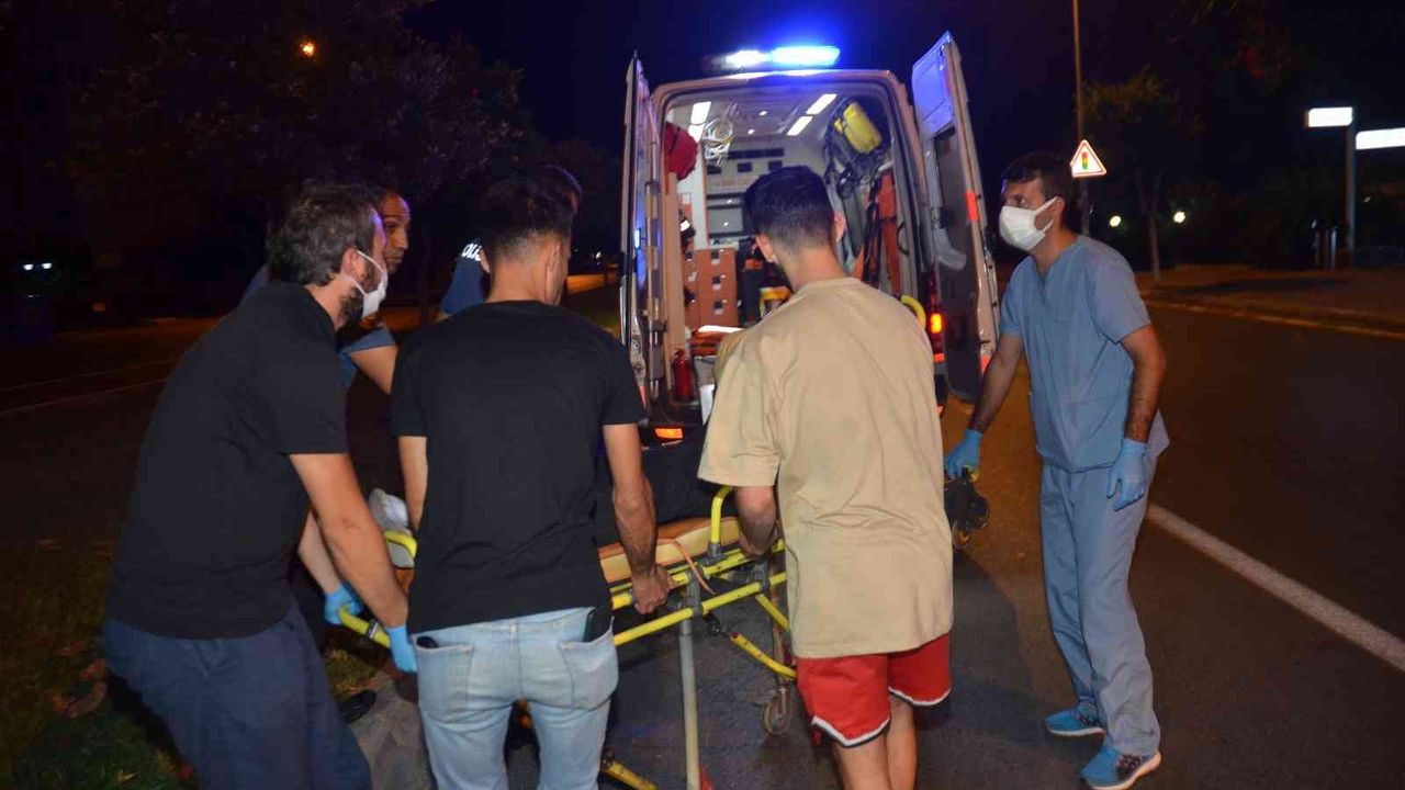 Antalya’da motosiklet orta refüje çarptı: 1 i ağır 2 yaralı