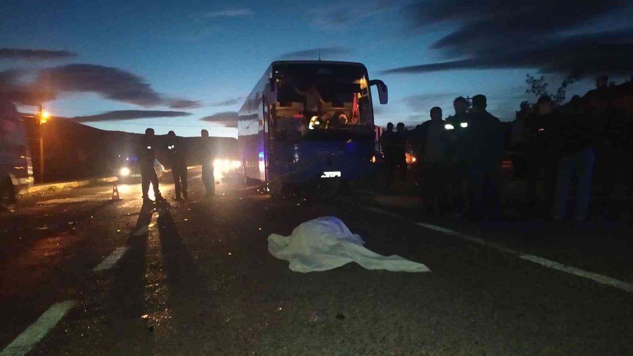 Antalya’da tur otobüsü motosiklete çarptı: 1 ölü