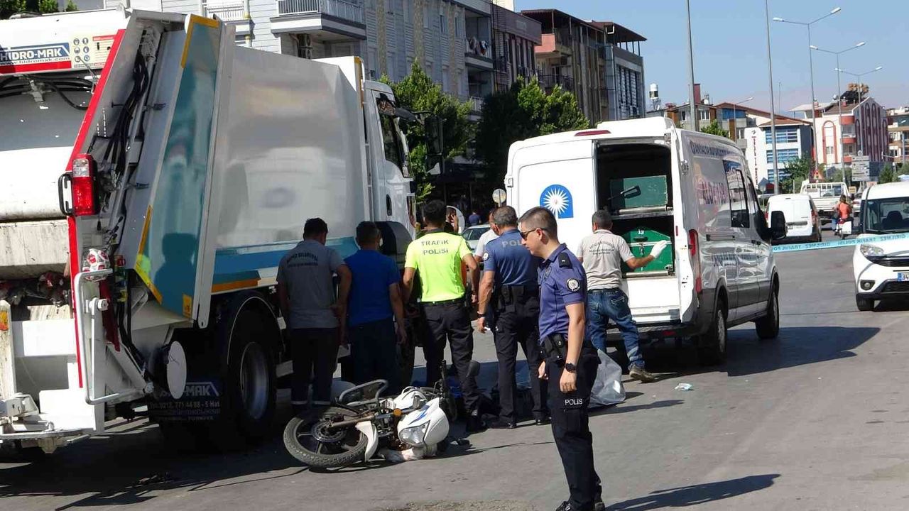 Çöp kamyonunun altında kalan motosiklet sürücüsü öldü