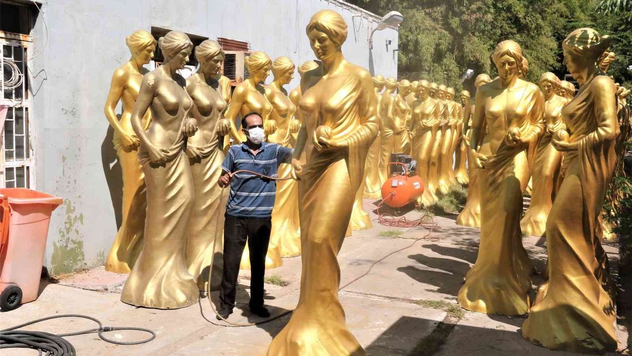Depoda muhafaza edilen Altın Portakal heykellerini altın sarısına boyama işlemleri tamamlandı