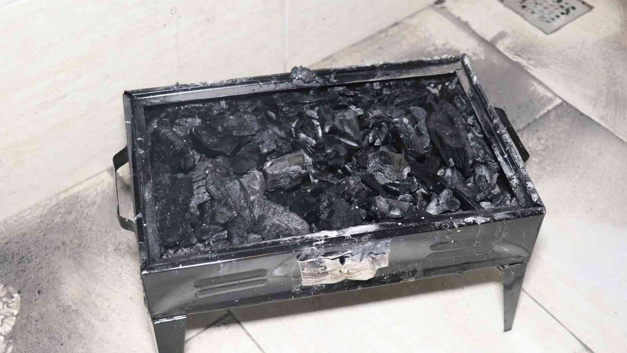 Evde yakılan mangal ateşi öldürdü: Ekipler yatak odasında yanan mangalla karşılaştı
