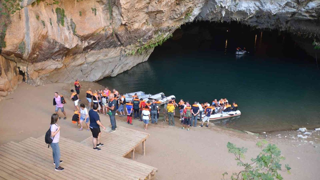 Türkiye’nin en uzun yeraltı gölüne ziyaretçi akını