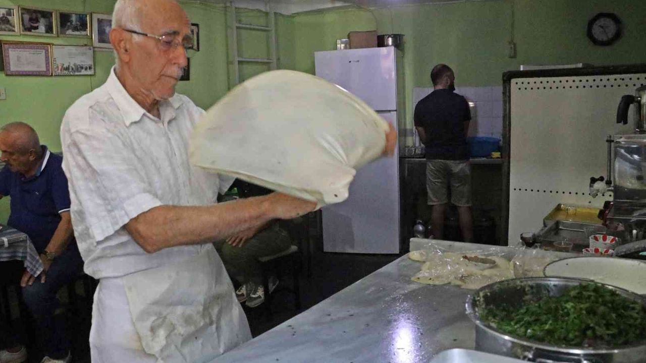 78 yaşındaki börek ustası yaptığı işle gençlere taş çıkartıyor