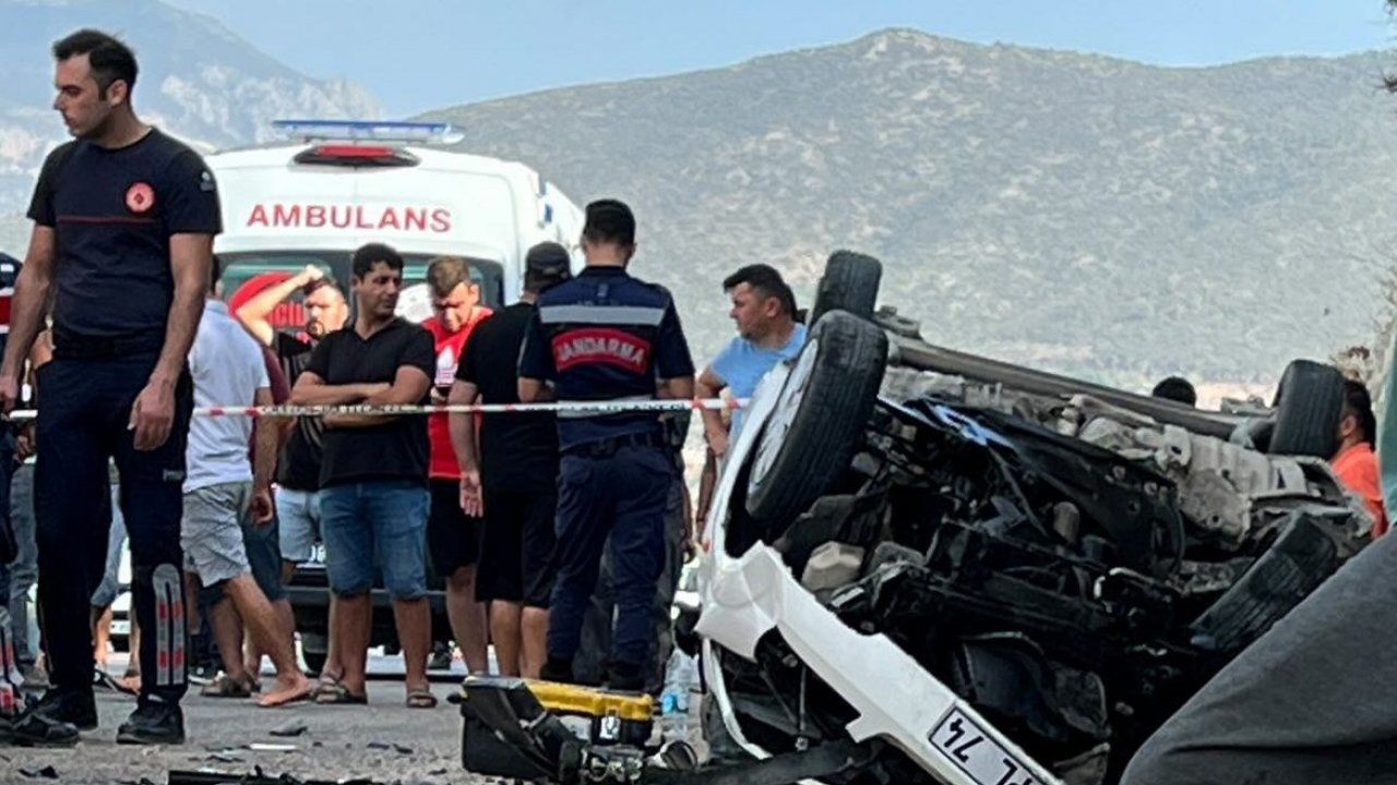 Antalya’da feci kaza: Dede ile 2 yaşındaki torunu öldü, 4 kişi yaralandı