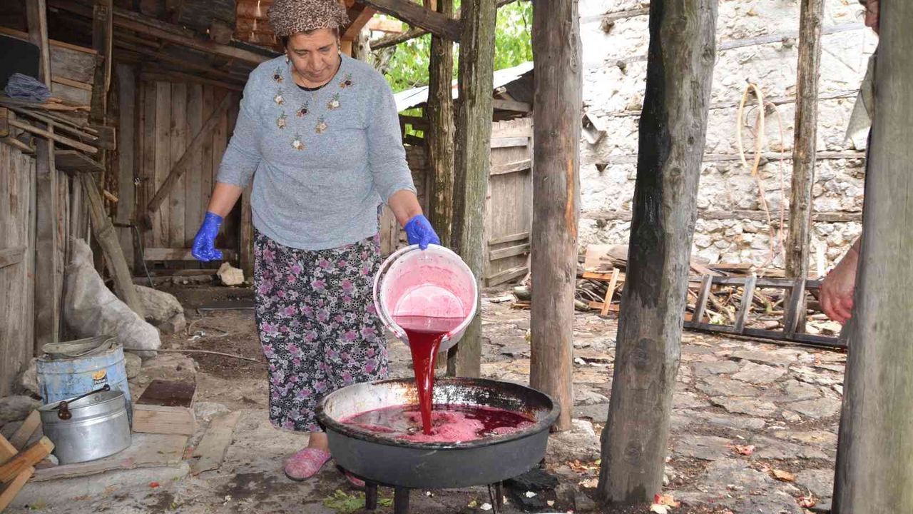 Antalyalı kadınların bin bir emekle üretilen nar ekşisi mesaisi başladı