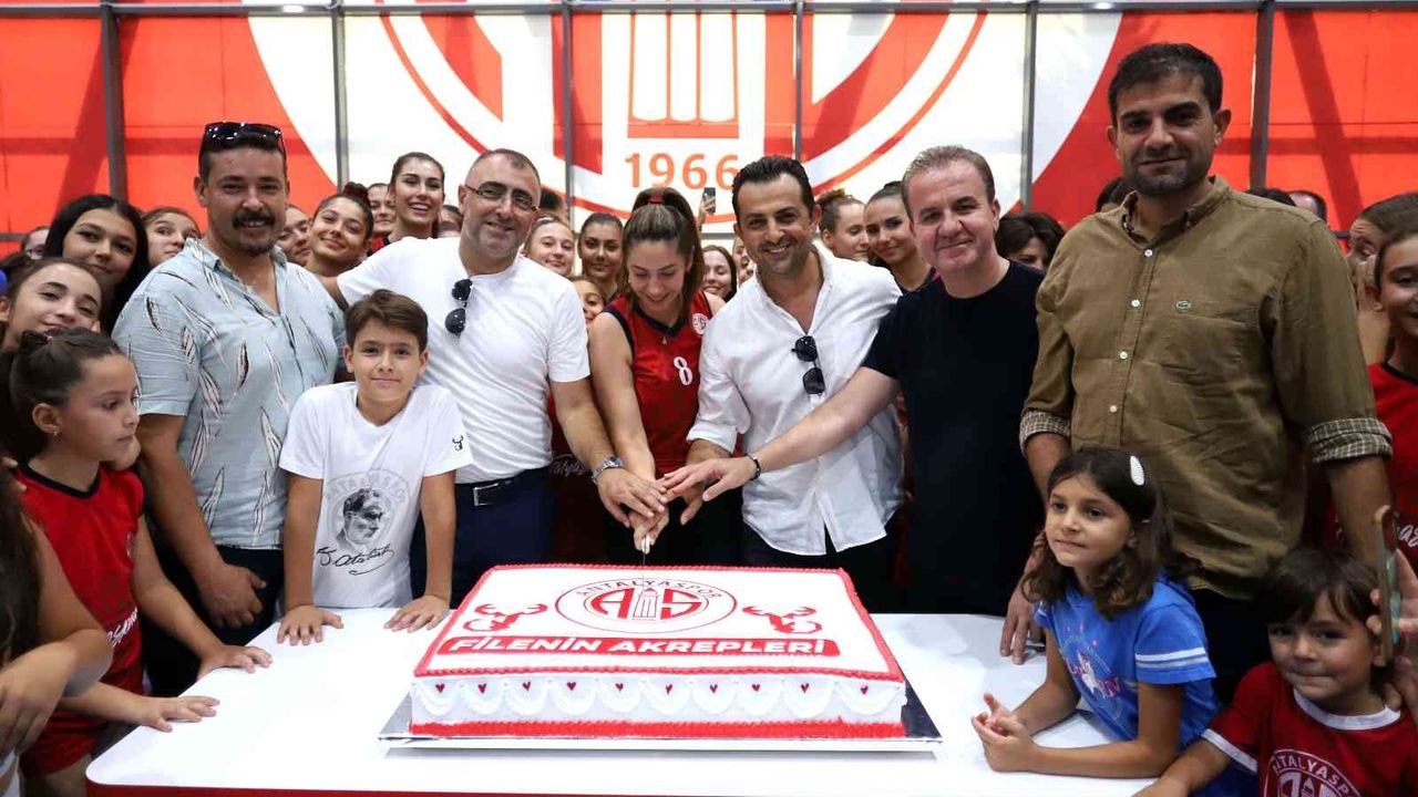 Antalyaspor Ahmet Uluç Spor Salonu ve voleybol sezonu açıldı