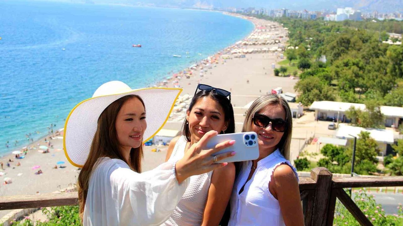 Antalya’ya hava yoluyla gelen turist sayısı 12 milyonu aştı