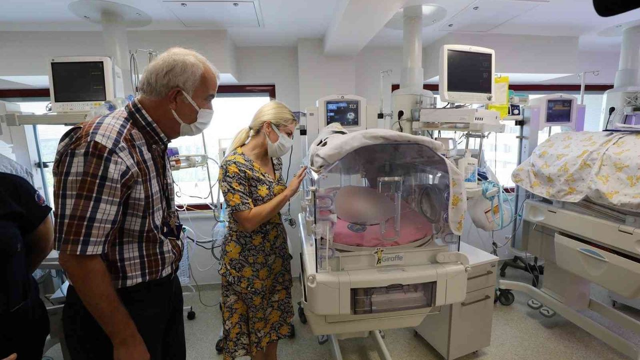 Rektör Özkan, Türkiye’nin ikinci rahim nakli hastası Havva Erdem’i ve bebeğini ziyaret etti