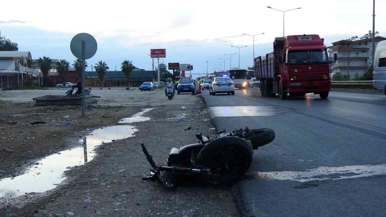 Ters yönden gelen traktörle çarpışan motosikletin sürücüsü ağır yaralandı
