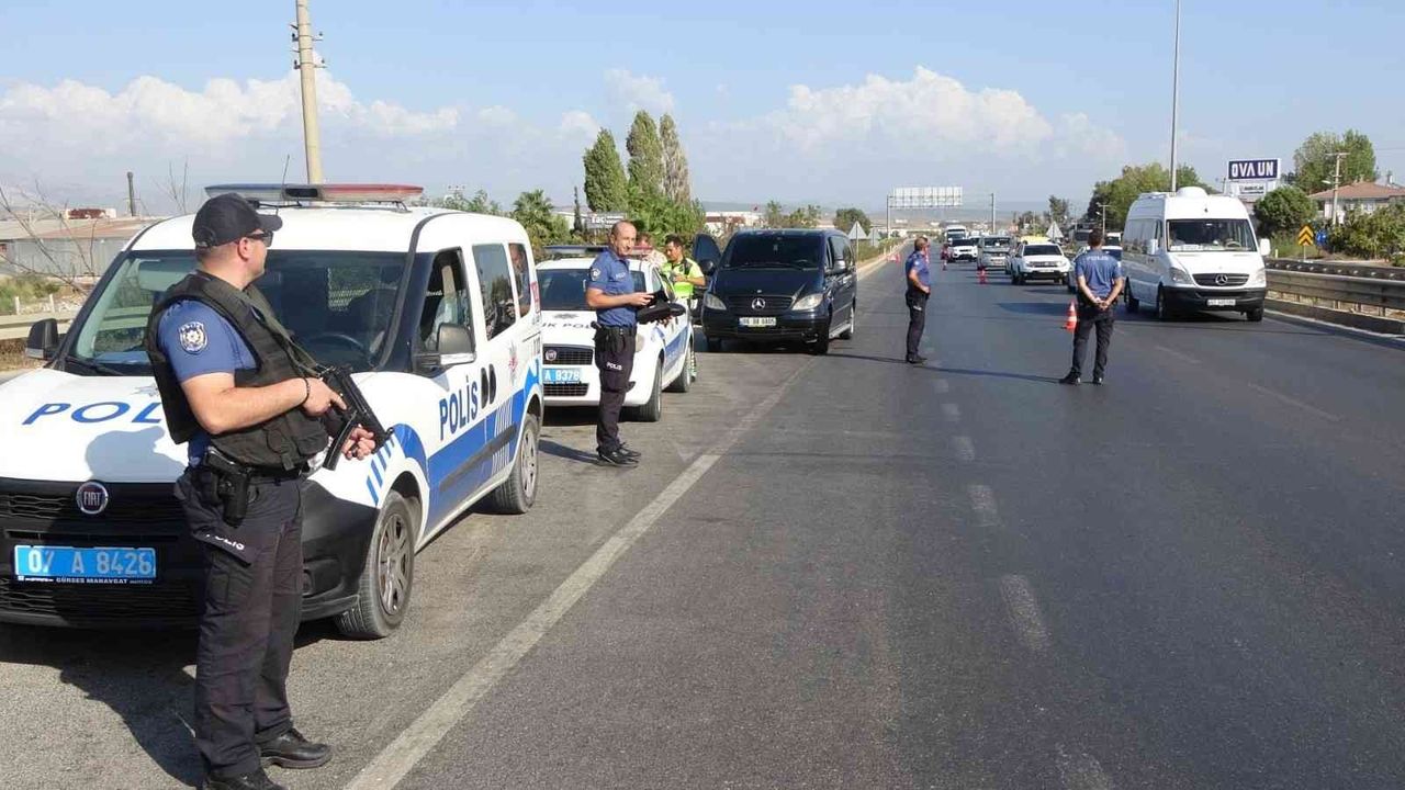 Turist taşıyan korsan minibüs, polis uygulamasına takıldı