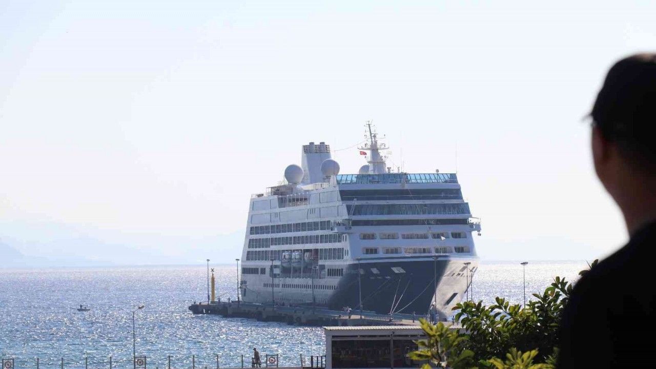 526 yolculu kruvaziyer Alanya Limanına demir attı