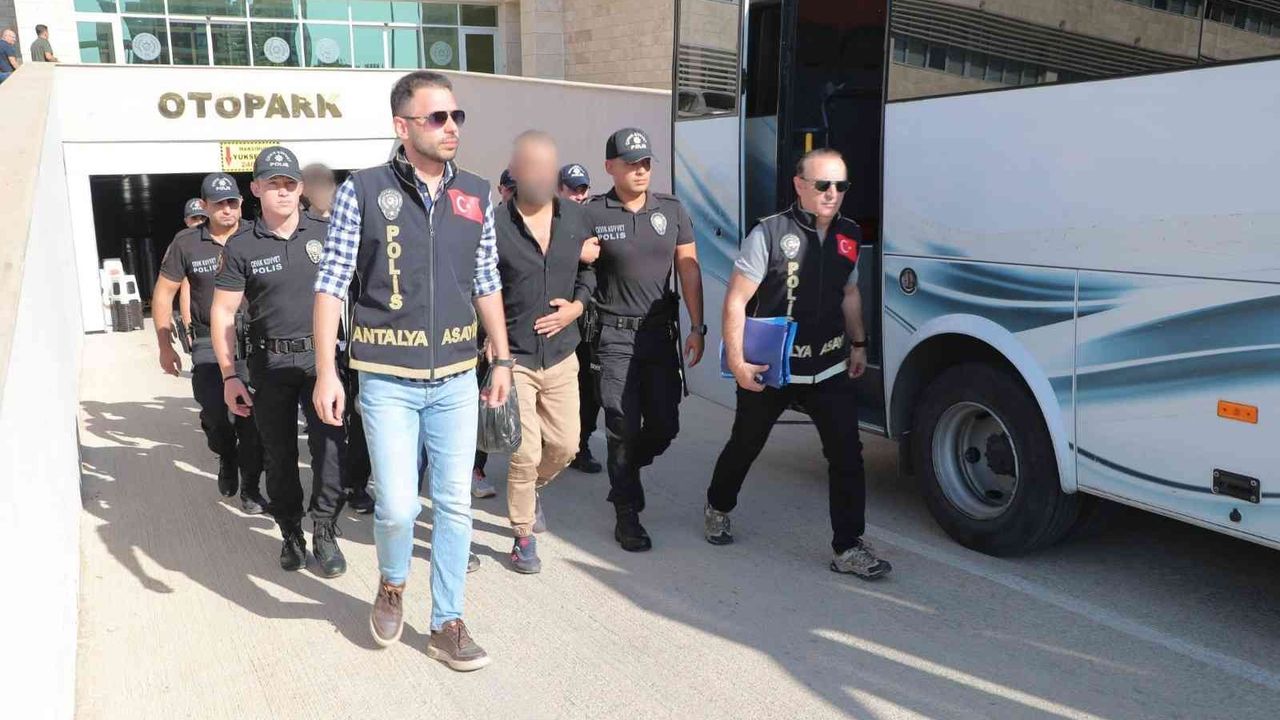 Antalya’da aranan 54 zanlı yakalandı