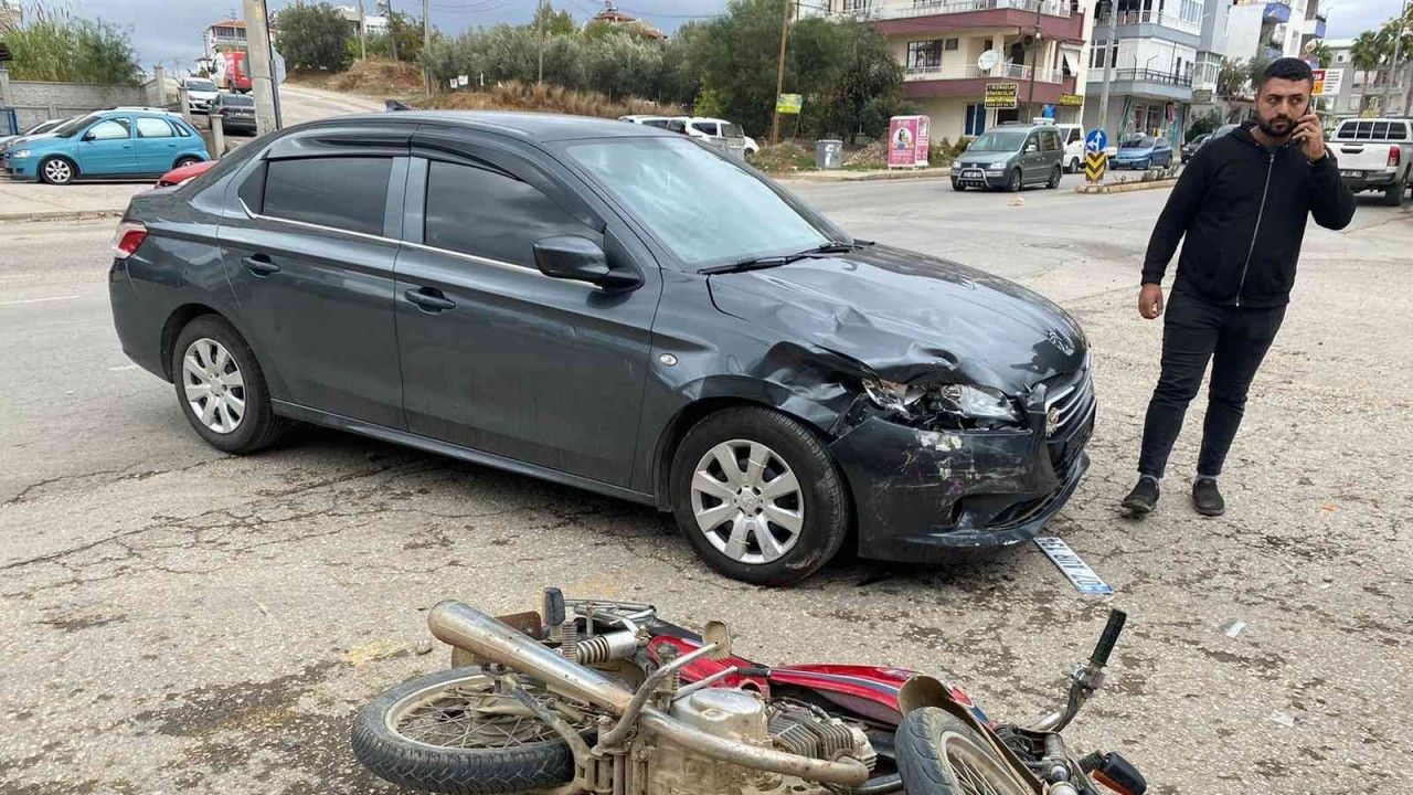 Antalya’da motosiklet ile otomobil kavşakta çarpıştı: 1 yaralı