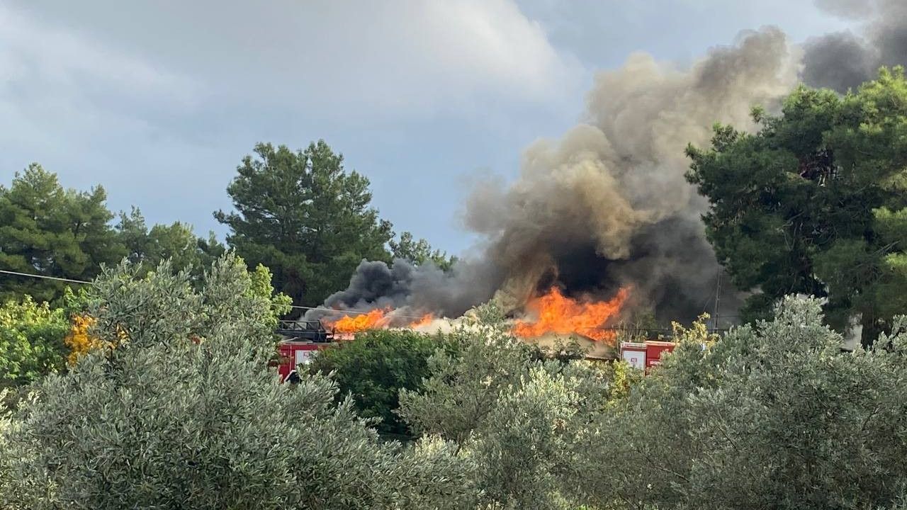 Antalya’da ormanlık alana yakın bölgede çıkan ev yangını korkuttu