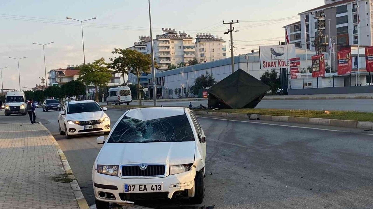 Antalya’da otomobil sulama deposuna çarptı: 1 yaralı