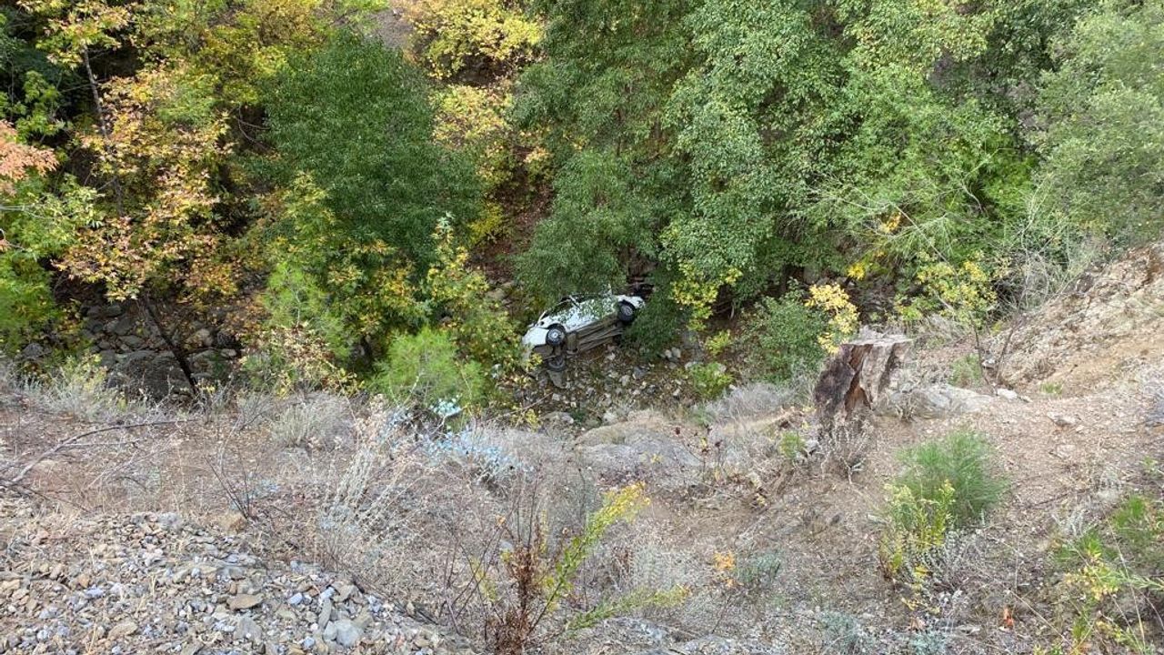 Antalya’da otomobil uçuruma yuvarlandı: 1 ölü,1 yaralı