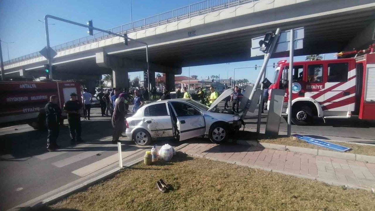 Antalya’da otomobil ve 2 motosikletin çarpıştığı kazada 2 kişi yaralandı
