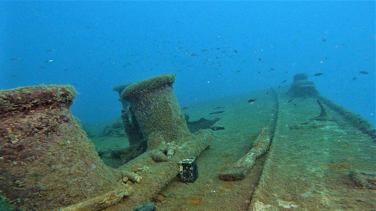 Antalya’da tarihi batıktaki mühimmat su altı kamerasıyla görüntülendi