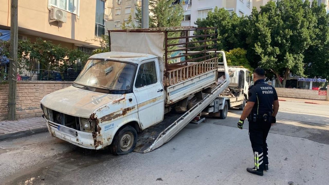 Antalya’da uygunsuz park eden ve hurda araçlar sorgulandı