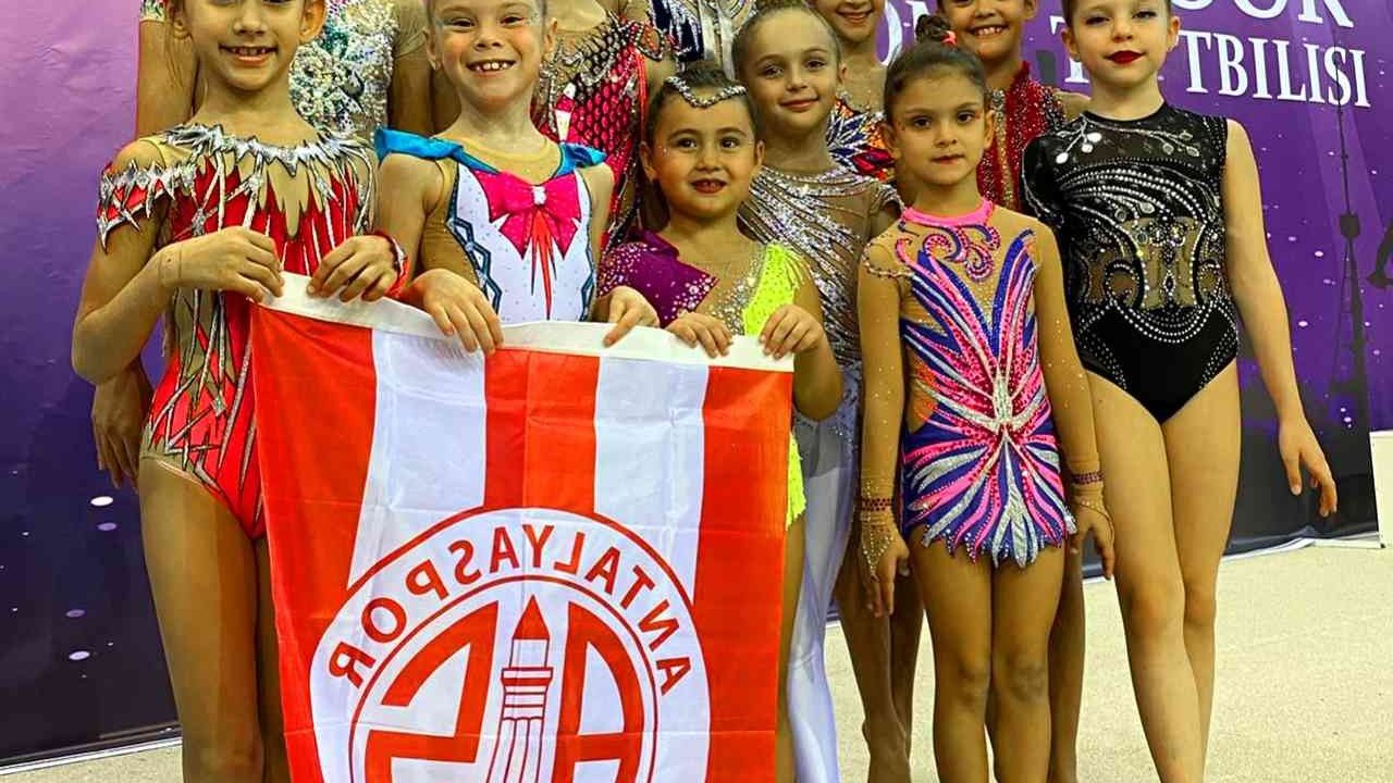 Antalyasporlu jimnastikçiler Tiflis’te kürsüden inmedi