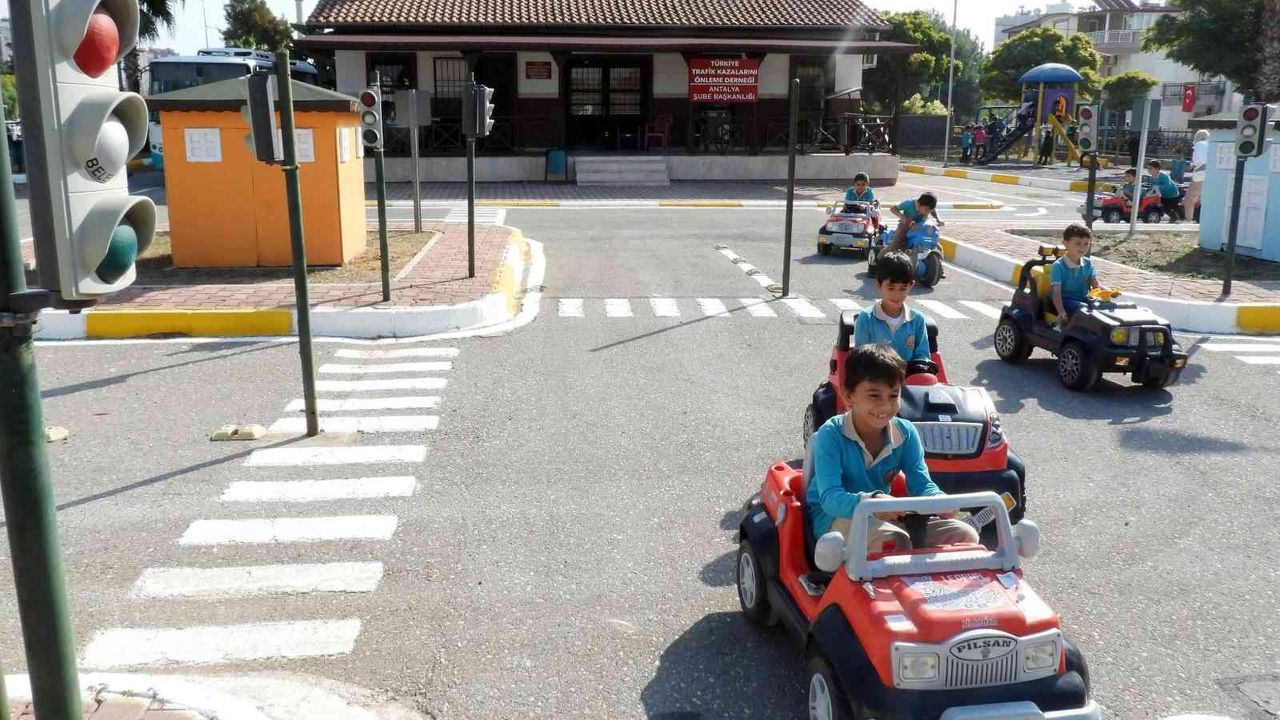 Kepez’de, ilkokul öğrencilerine trafik eğitimi