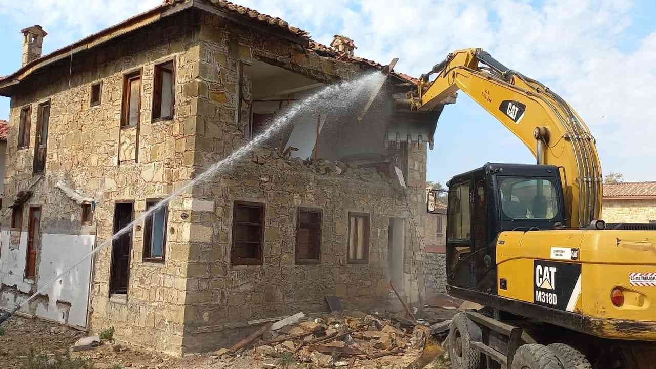Side antik kentte kaçak yapılar yıkılıyor