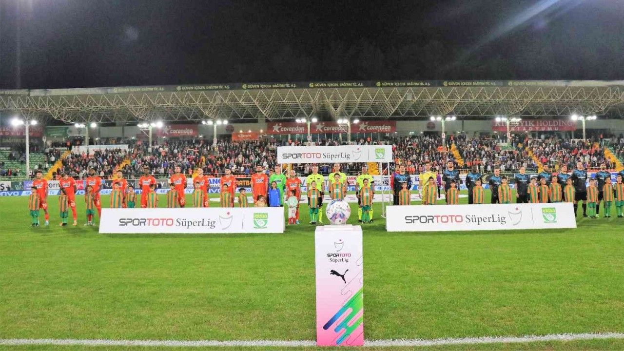Spor Toto Süper Lig: Corendon Alanyaspor: 0 - Adana Demirspor: 0 (İlk yarı)