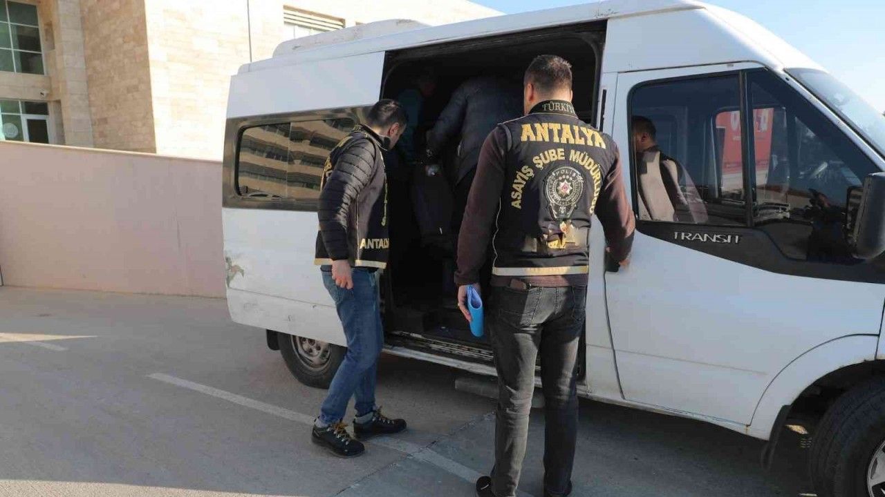 Antalya’da toplam 84 yıl hapis cezasıyla aranan 5 firari yakalandı