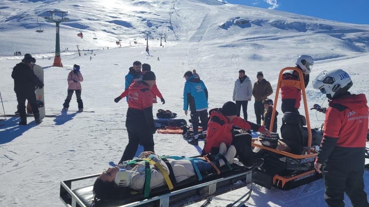 Kayak yaparken kontrolünü kaybetti, sıra bekleyenlere çarptı:4 yaralı