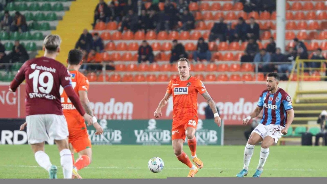 Spor Toto Süper Lig: Alanyaspor: 3 - Trabzonspor: 0 (İlk yarı)