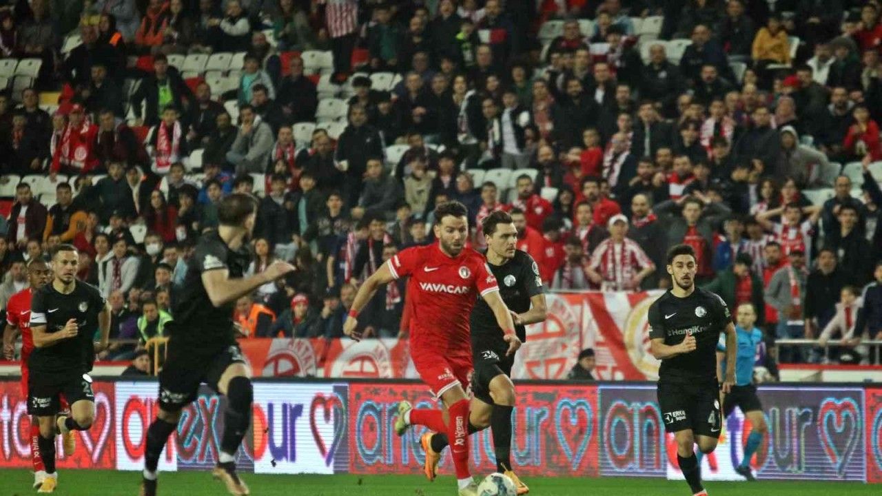 Spor Toto Süper Lig: FTA Antalyaspor: 1 - Ümraniyespor: 1 (İlk yarı)