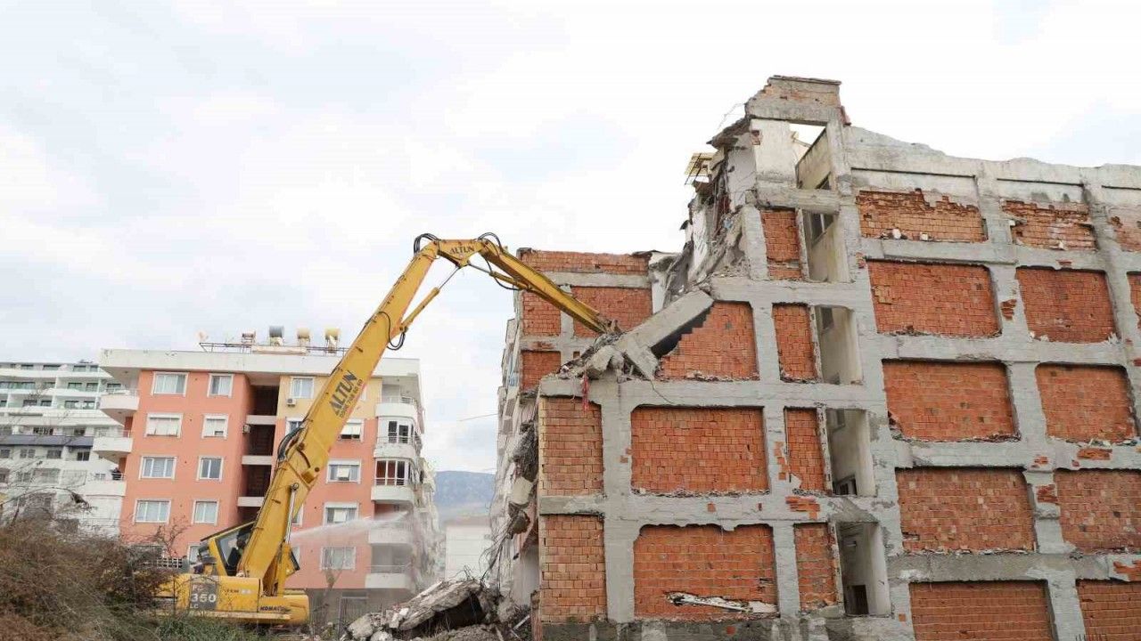 Alanya Belediyesi kent genelindeki riskli binaları yıkıyor