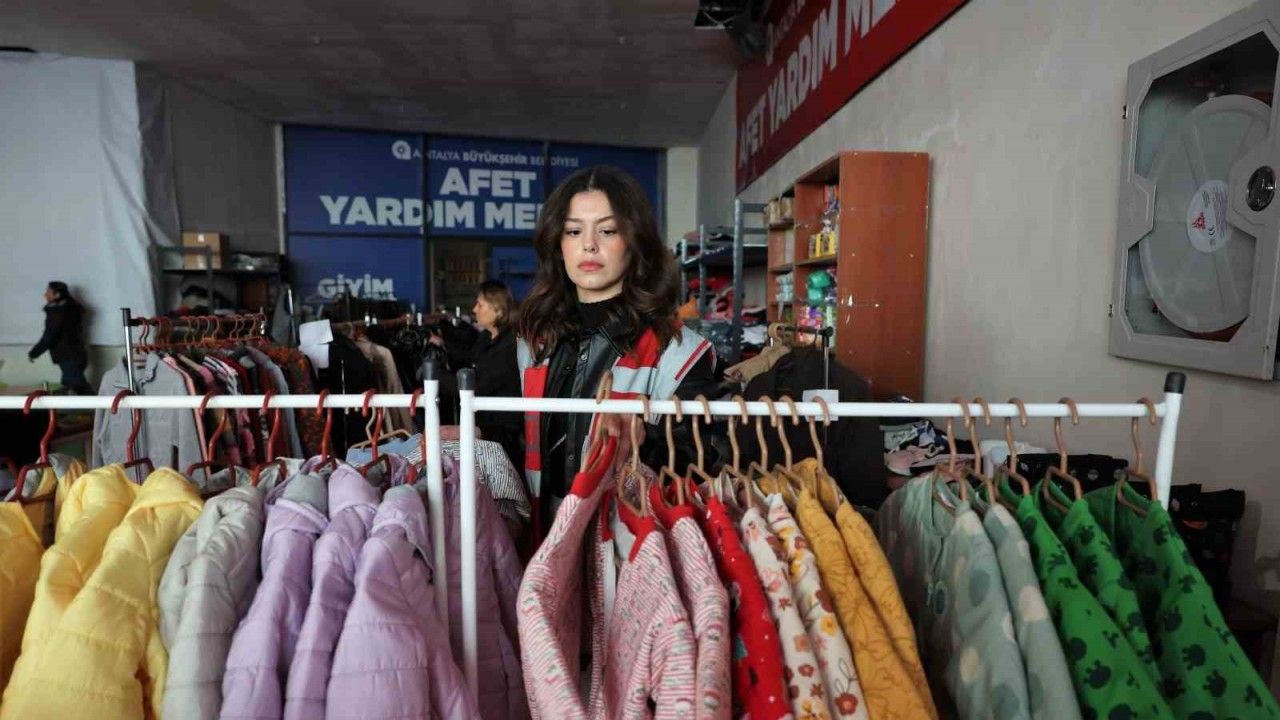 Antalya Büyükşehir Belediyesi depremzedeler için Doğu Garajı Giyim Bankası açtı