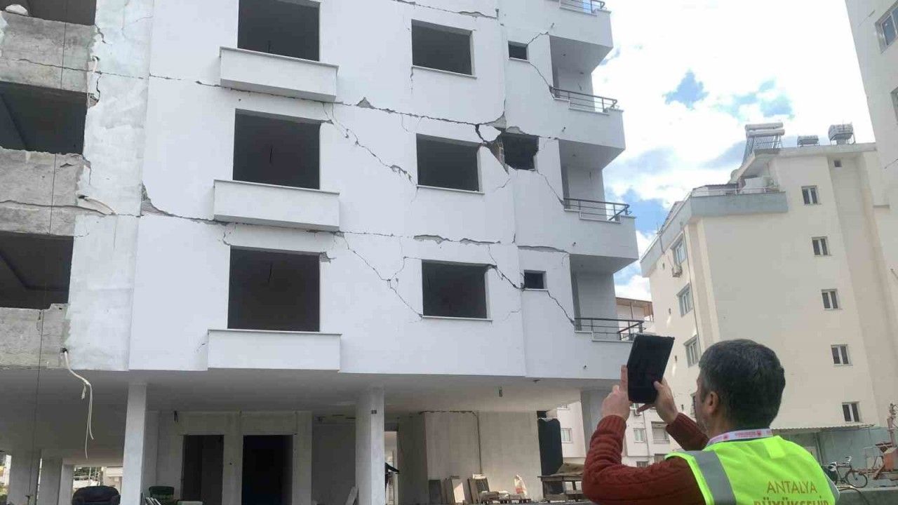 Antalya Büyükşehir Belediyesi ekipleri sahada hasar tespit çalışmalarını sürdürüyor
