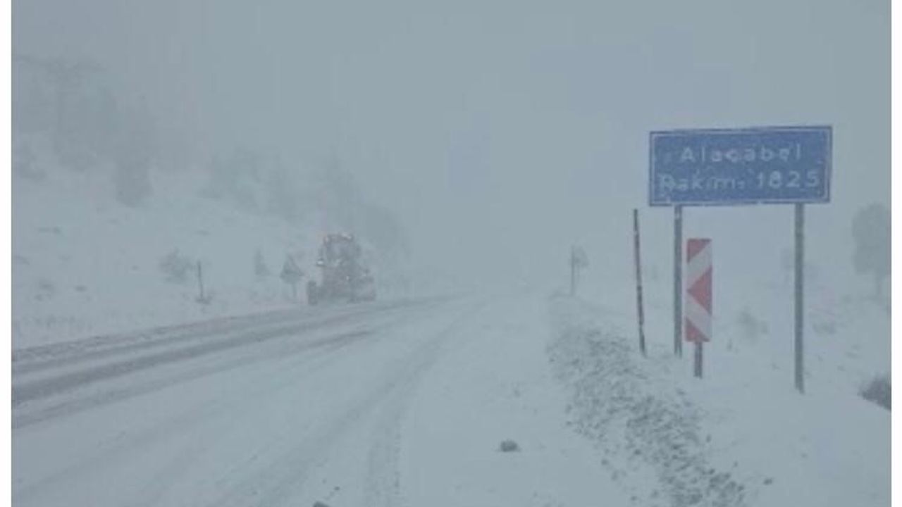 Antalya-Konya karayolu trafiğe kapatıldı, sürücüler tesislere yönlendirildi
