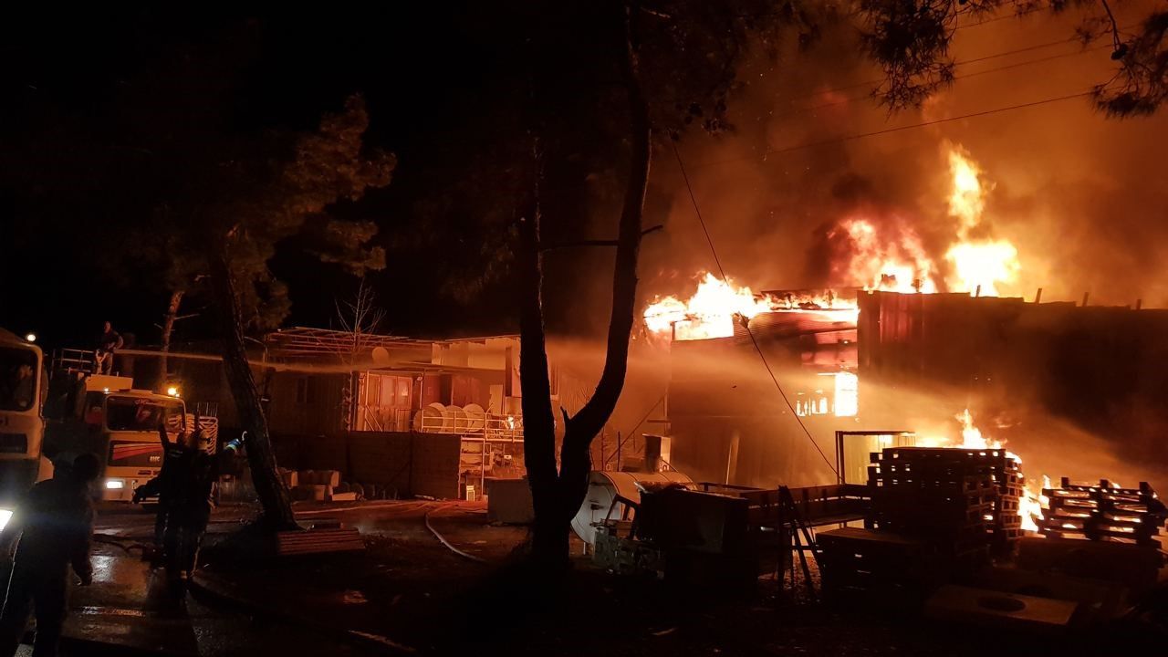 Antalya’da iki iş yerindeki yangın geceyi aydınlattı