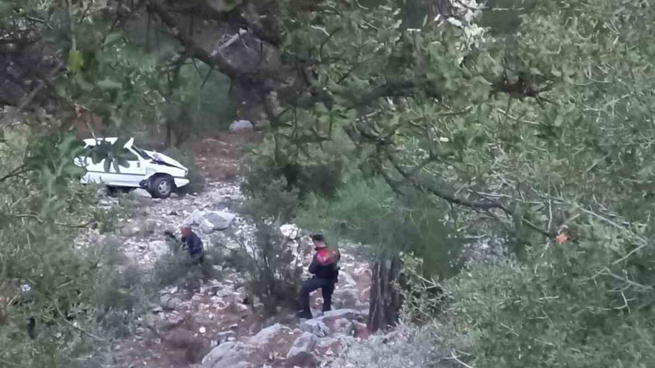 Antalya’da otomobil şarampole uçtu: 1 ölü, 1 yaralı