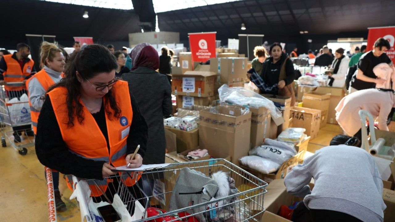 Antalya’daki depremzede vatandaşların ihtiyaçları karşılanıyor