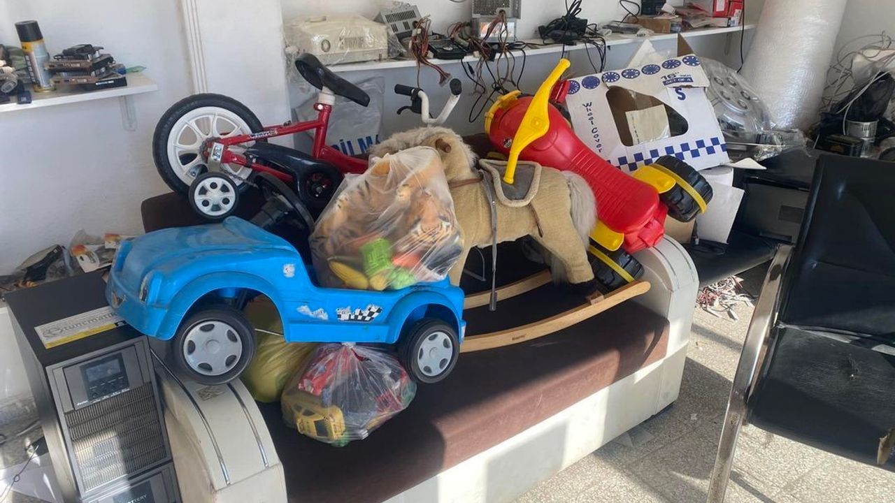 Esnaf depremzede çocuklar için oyuncak topluyor