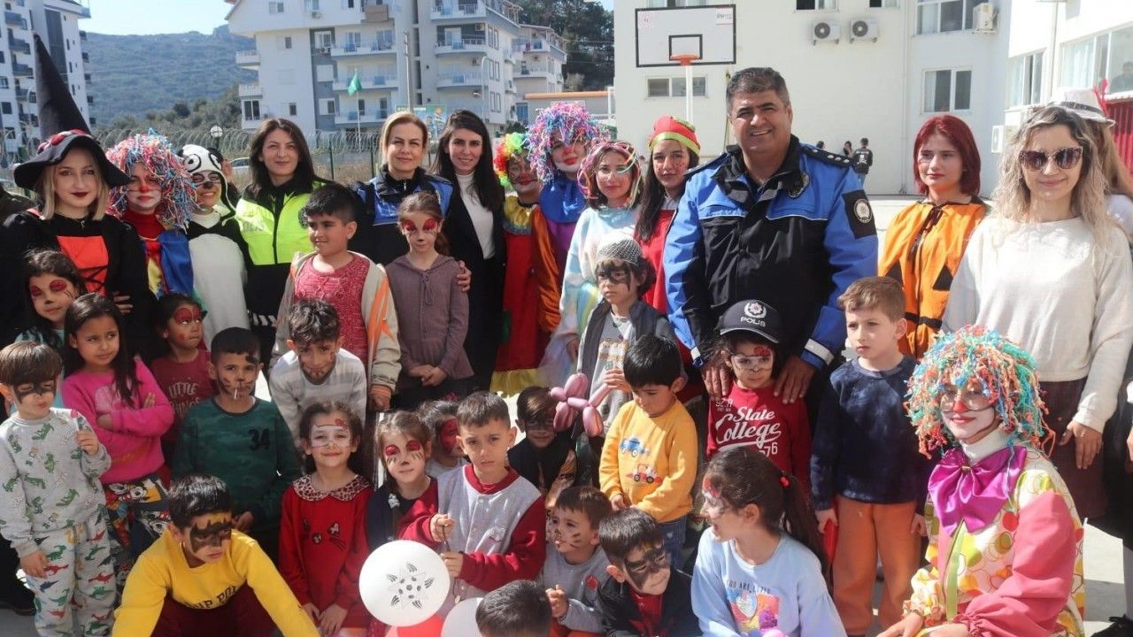 Gazipaşa’da depremzede çocuklara palyaço gösterisi