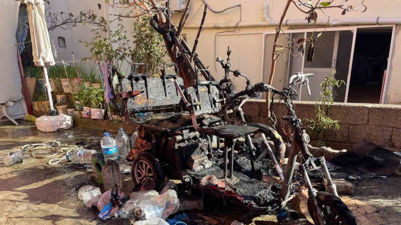 Gazipaşa’da yanan elektrikli motosikletler küle döndü