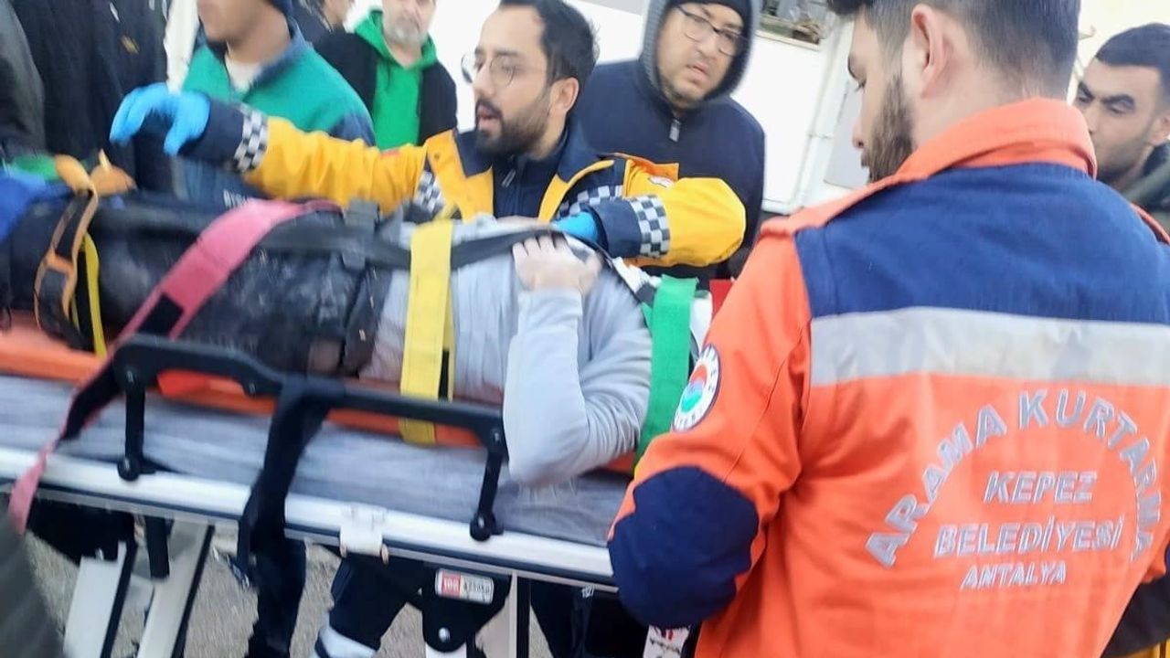 Kepez’in arama kurtarma ekibi, 30 saat sonra bir aileyi kurtardı